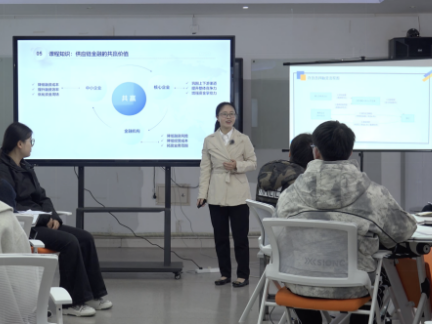 商学院占济舟